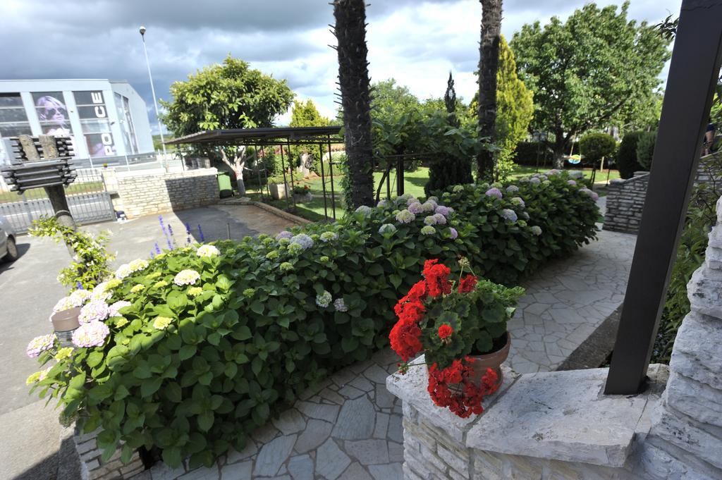 Apartmani Villa Otilija ポレッチ エクステリア 写真